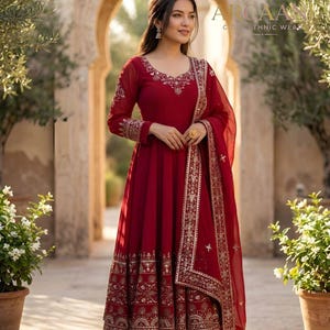 Puede incluir: Una taza de cerámica blanca con un asa negra y el texto "But First, Coffee" en negrita negra. La taza se encuentra sobre un fondo neutro, resaltando su diseño simple.