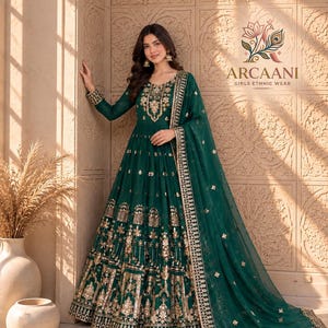 Può includere: Un abito lungo color verde scuro con intricati ricami dorati e dettagli di paillettes sul corpetto, sulle maniche e sull'orlo. L'abito include una dupatta verde trasparente abbinata con un bordo dorato e motivi dorati sparsi.