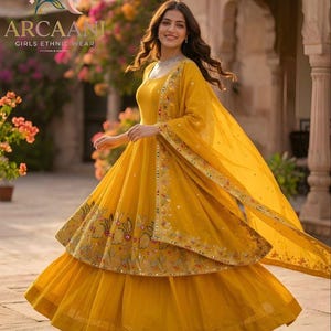 Puede incluir: Una mujer con un conjunto &eacute;tnico amarillo brillante. El atuendo incluye una falda larga con bordados, un top a juego y una dupatta transparente. Se puede ver el texto "ARCAANI GIRLS ETHNIC WEAR".