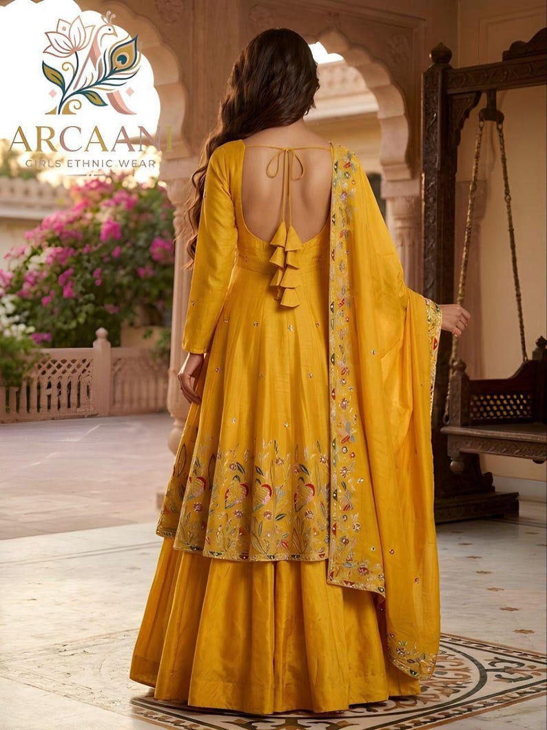 Conjunto premium de salwar kameez amarillo con bordados pesados y lentejuelas, incluye dupatta, traje para la ceremonia Haldi, Anarkali de boda y vestido de fiesta. imagen 6