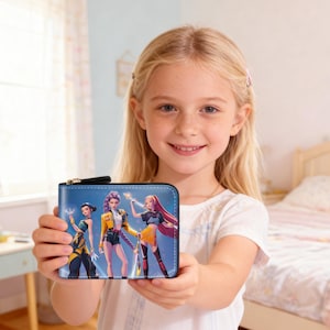 Pode incluir: Uma carteira azul com fecho de correr, apresentando um gráfico colorido de três figuras animadas. A carteira é segurada por uma menina com uma camisa branca. O fundo inclui um quarto com uma cama e uma janela.
