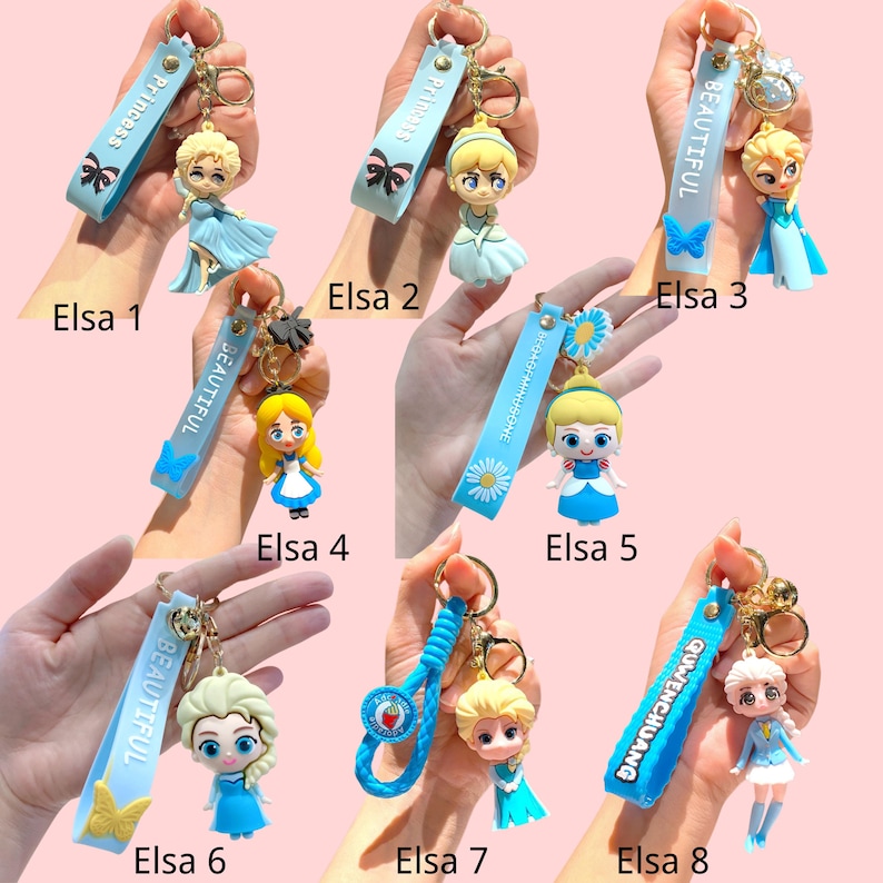Puede incluir: Colecci&oacute;n de ocho llaveros con personajes de dibujos animados. Cada llavero tiene una correa azul con texto y una peque&ntilde;a figura. Las figuras incluyen a Elsa, Cenicienta y Alicia en el Pa&iacute;s de las Maravillas. Los llaveros tienen anillos met&aacute;licos dorados.