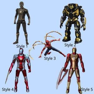K&ouml;nnte beinhalten: F&uuml;nf Actionfiguren von Marvel-Charakteren, darunter Spider-Man und Iron Man, werden vor einem hellblauen Hintergrund gezeigt. Die Figuren sind in verschiedenen Posen und Stilen mit detaillierten Kost&uuml;men und Zubeh&ouml;r. Die Figuren sind mit den Stilen 1 bis 5 beschriftet.