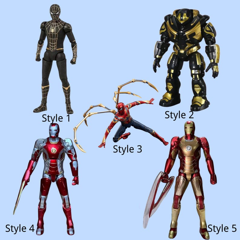K&ouml;nnte beinhalten: F&uuml;nf Actionfiguren von Marvel-Charakteren, darunter Spider-Man und Iron Man, werden vor einem hellblauen Hintergrund gezeigt. Die Figuren sind in verschiedenen Posen und Stilen mit detaillierten Kost&uuml;men und Zubeh&ouml;r. Die Figuren sind mit den Stilen 1 bis 5 beschriftet.
