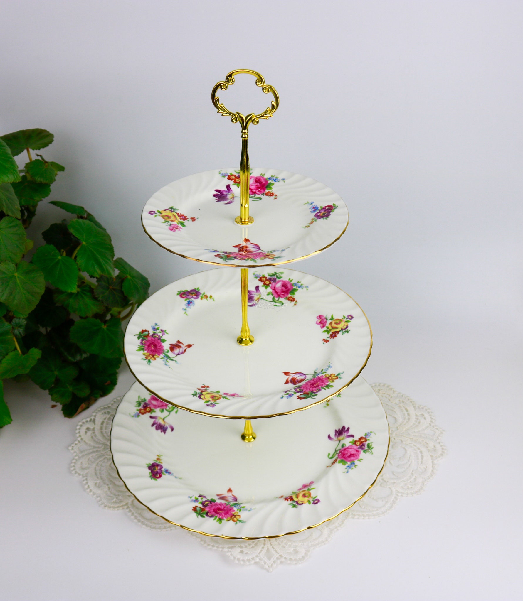 エインズレイ　Aynsley bone china ケーキスタンド　クリスマス セール中 Aynsley 花柄 3段ケーキスタンド、英国製ボーンチャイナ