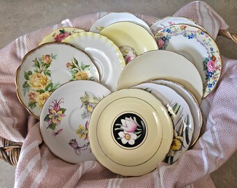 Set mit 12 Floralen Mix und Match Untertassen, Englische Bone China Teeparty-Untertassen, Hochzeit Mismatched Untertassen, Shabby Chic