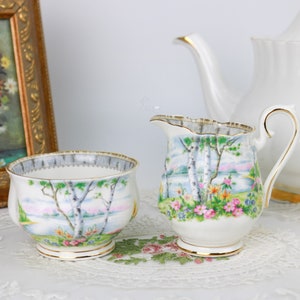 Może przedstawiać: Zestaw trzech ceramicznych wazonów o różnych rozmiarach i kształtach. Wazony mają matowe, białe wykończenie i minimalistyczny design, odpowiednie do eksponowania kwiatów lub jako przedmioty dekoracyjne. Najwyższy wazon ma około 25 cm wysokości.