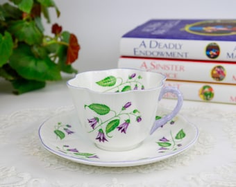 Shelley Campanula Teetasse und Untertasse mit lila Glockenblumen und lila Zierleiste, englische Bone China Teetasse und Untertasse, Vintage Porzellan,