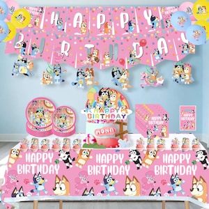 Könnte beinhalten: Ein Bluey-Geburtstagsparty-Set mit einem rosa Happy Birthday-Banner mit Zeichentrickfiguren, passenden Tellern, einem Tortenaufleger, einer Geschenkbox, einem kleinen Schild und einer rosa Tischdecke mit Bluey-Figuren und Pfotenabdrücken.