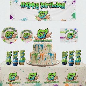 Puede incluir: Un conjunto festivo de fiesta de cumpleaños con una tarta de dos pisos, cupcakes, platos, servilletas, una pancarta y un mantel. El tema incluye el número 67 y las palabras "Happy Birthday" en un diseño estilo grafiti con acentos verdes, azules y naranjas.