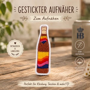 Könnte beinhalten: Ein gestickter Aufnäher in Form einer Bierflasche mit weißem Rand. Die Flasche zeigt horizontale Streifen aus braunem, gelbem, orangem, rotem, pinkem und dunkelblauem Garn. Der Text GESTICKTER AUFNAHÄER, Zum Aufnähen, DETAILREICH & LANGLEBIG, ZUM AUFNÄHEN, HOCHWERTIGE STICKEREI und Perfekt für Kleidung, Taschen & mehr! ist sichtbar.
