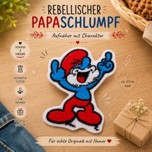 Op de afbeelding: Een geborduurde patch met een blauw figuur met een witte baard, een rode muts en een rode broek, die beide middelvingers opsteekt. De tekst REBELLISCHER PAPASCHLUMPF, Aufnäher mit Charakter en Für echte Originale mit Humor is zichtbaar.
