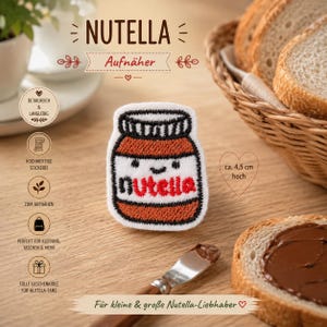 Op de afbeelding: Een witte, bruine en rode geborduurde patch in de vorm van een Nutella-pot met een lachend gezicht. De patch bevat het Nutella-logo in rood en zwart garen. Het is ongeveer 4,5 cm hoog en ontworpen om op stoffen voorwerpen te worden genaaid.