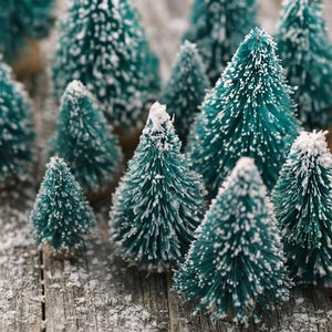 Mini-Weihnachtsbaum-Set, 24 schneeweiße Sisal-Flaschenbürsten mit Holzsockel