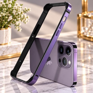 Puede incluir: Un marco de funda para smartphone de color morado con un forro interior negro, colocado en posición vertical junto a un smartphone morado a juego que cuenta con un sistema de cámara de triple lente y un acabado metálico en los bordes.