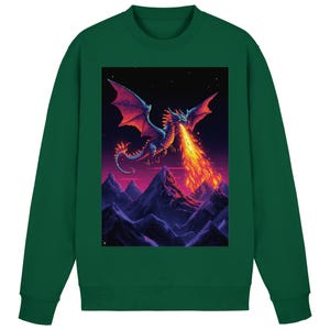 Könnte beinhalten: Dunkelgrünes Sweatshirt mit einem pixeligen Drachenmotiv. Der blaue Drache mit roten Flügeln speit Feuer über eine violette Bergkette unter einem Sternenhimmel. Das Design ist mittig auf dem Sweatshirt platziert.