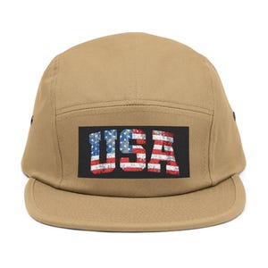 Può includere: Una tazza di ceramica bianca con manico nero e la scritta "But First, Coffee" in grassetto nero. La tazza è posta su uno sfondo neutro, evidenziando il suo design semplice.