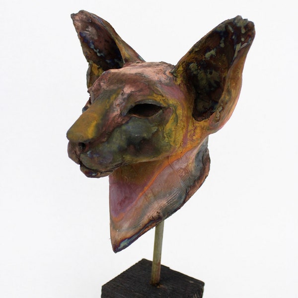 Sculpture de chat Sphynx cuite avec une glaçure mate en cuivre raku montée sur un socle en bois