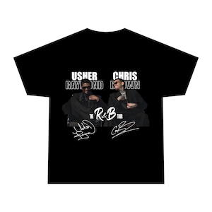 Puede incluir: Camiseta negra con Usher Raymond y Chris Brown. El texto "USHER RAYMOND" y "CHRIS BROWN" est&aacute; sobre la imagen de los dos hombres. El texto "The R&B Tour" est&aacute; debajo de la imagen, con dos firmas.