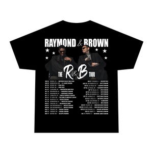 Puede incluir: Camiseta negra con el texto "RAYMOND & BROWN" sobre un gr&aacute;fico de dos personas. Debajo, "THE R&B TOUR" est&aacute; escrito en una fuente estilizada. Una lista de fechas y lugares de la gira est&aacute; impresa debajo.