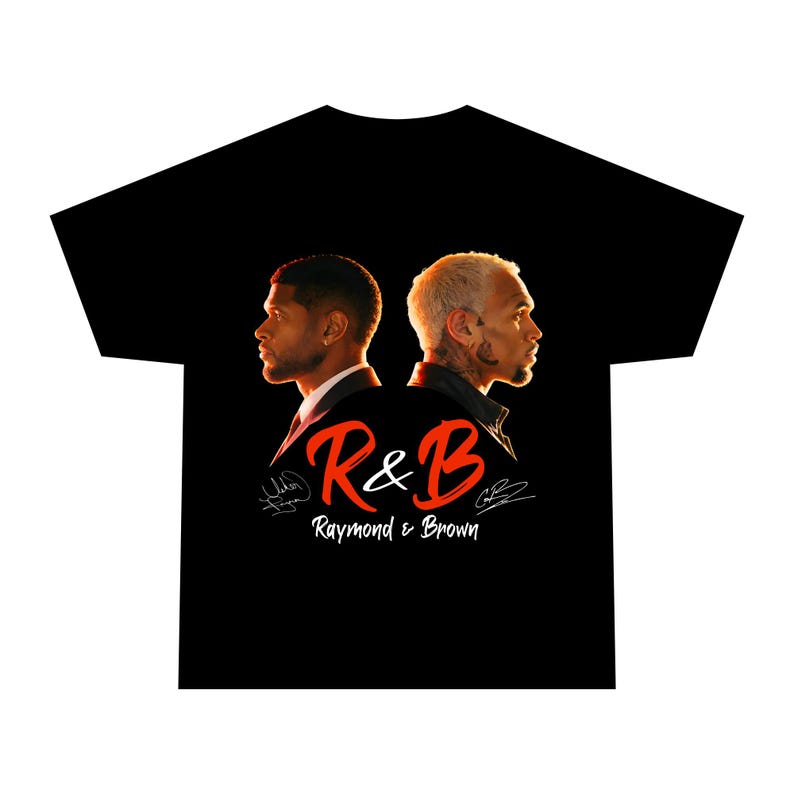 Puede incluir: Camiseta negra con un gr&aacute;fico de dos hombres de perfil, el texto rojo y blanco "R&B" y las palabras "Raymond & Brown" debajo. La camiseta tiene dos firmas en la parte inferior izquierda y derecha.
