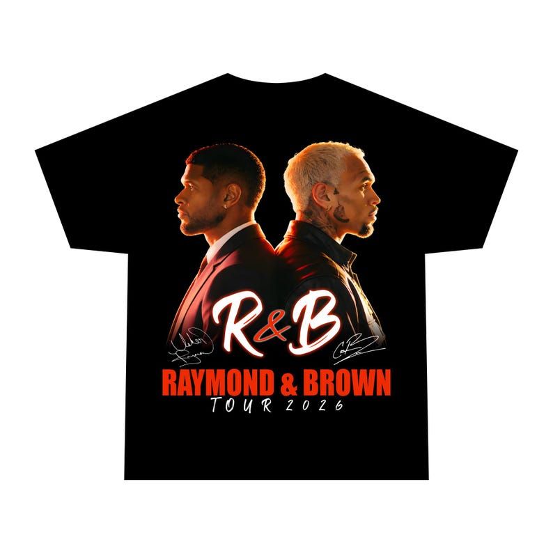 Puede incluir: Camiseta negra con un dise&ntilde;o que presenta los perfiles de dos hombres, con el texto "R&B" en una fuente estilizada. Debajo, se lee "Raymond & Brown Tour 2026" en rojo. Se ven firmas.