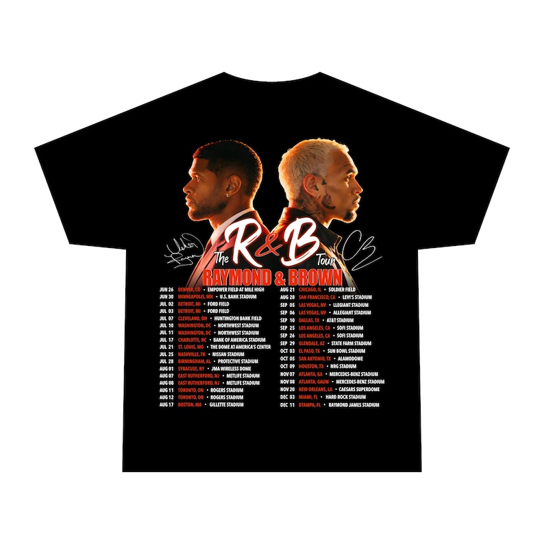Puede incluir: Camiseta negra con un dise&ntilde;o gr&aacute;fico de gira. El dise&ntilde;o incluye dos perfiles laterales de m&uacute;sicos, el texto "The Raymond & Brown Tour" y una lista de fechas y lugares de la gira. La camiseta tiene un cuello redondo cl&aacute;sico.