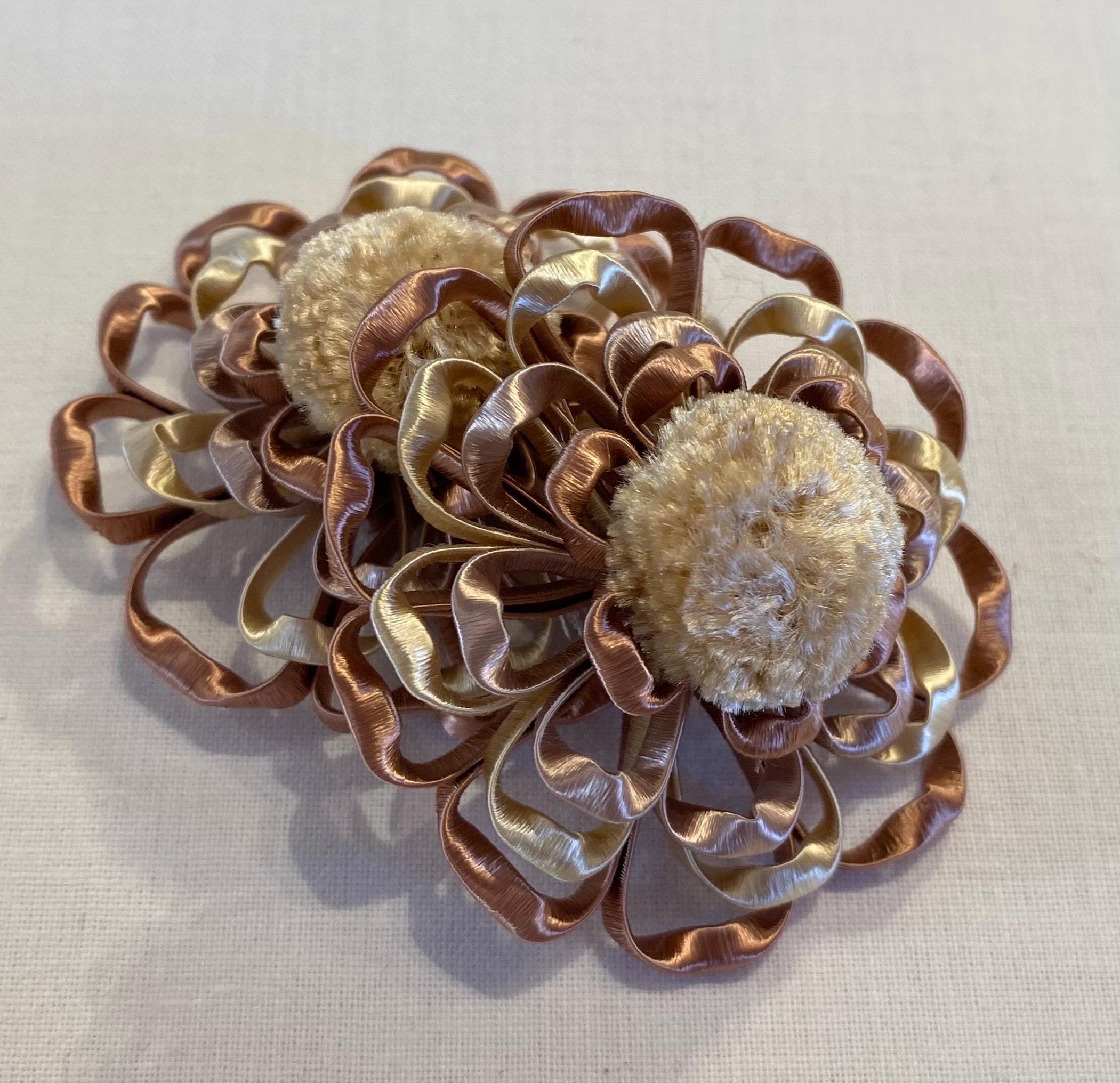 Broche Réminiscence Paris – Motif Passementerie Avec Barrette – Métal, Verre, Strass – Occasion
