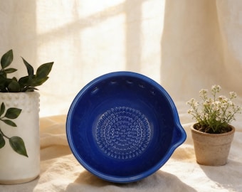 Rallador de ajo/pelador de hierbas de cerámica hecho a mano, plato para salsas, cerámica artesanal.