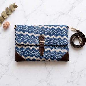 Funda para iPad hecha a mano con estampado de bloques índigo, funda para tableta con estampado de chevrón azul y hebilla de cuero.