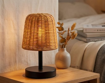 Lampa stołowa z rattanu w stylu vintage, lampka nocna w stylu boho z możliwością ściemniania przez USB, ręcznie tkany klosz, przytulna dekoracja sypialni, oświetlenie szafki nocnej