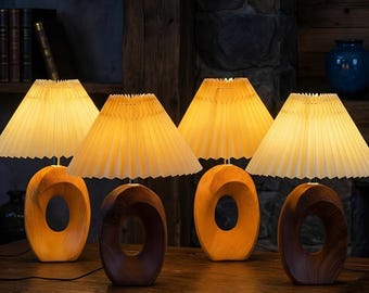 Lampada da tavolo in ceramica plissettata con base in legno, lampada da comodino nordica retrò, lampada da scrivania dall'estetica vintage, lampada da comodino minimalista in porcellana