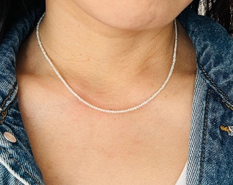 Collar con cuentas de perlas de agua dulce diminutas blancas simples: relleno de oro, plata de ley, relleno de oro rosa,