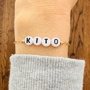 Pulseira de ouro com contas e letras do alfabeto personalizadas – ouro 14k, prata esterlina ou ouro rosa – joias com letras personalizadas – presente para ela