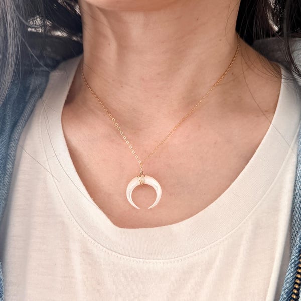 Collar de doble cuerno de nácar blanco – Relleno de oro de 14 k, plata de ley u oro rosa – Colgante de luna creciente – Joyería delicada para combinar