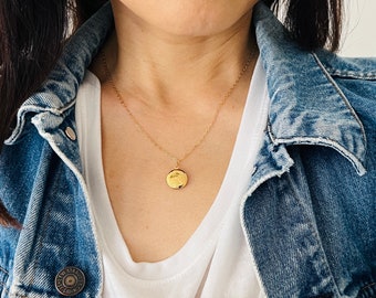 Small Round Gold Locket Necklace – Dainty 14k Gold Fill – Floral Engraved Pendant – Minimalist Keepsake Jewelry – Gift for Her