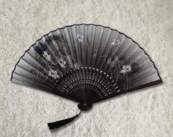 Abanico plegable japonés vintage - Degradado de tinta oscura con flores de cerezo - Tela de seda y bambú negro Sensu con borla - Arte gótico zen