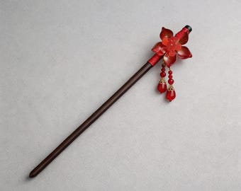Japanischer Haarstab aus Holz – Vintage-Kanzashi mit roter Blume, baumelnden Perlen und Quasten – Asiatische Retro-Haarnadel – Elegante Geisha-Hanfu-Dekoration