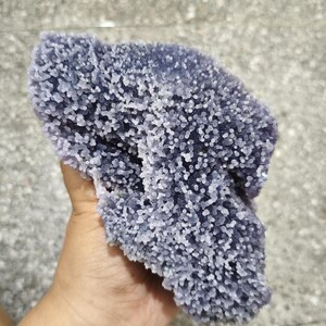 Racimo de ágata de uva lavanda, espécimen de calcedonia en microesferas, cristal en bruto (tamaño de vitrina)