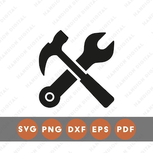 Op de afbeelding: Een witte keramische mok met een zwarte handgreep en de tekst "But First, Coffee" in een vetgedrukte, zwarte letter. De mok staat tegen een vage achtergrond, wat het strakke ontwerp benadrukt.