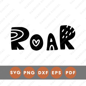 Puede incluir: Diseño gráfico en blanco y negro con la palabra "ROAR" en una fuente audaz y juguetona. La letra "O" presenta un corazón. Debajo, un rectángulo gris con círculos naranjas y el texto "SVG PNG DXF EPS PDF".