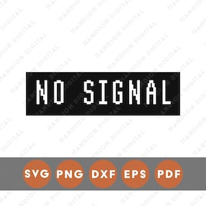 以下が含まれることがあります： 白のピクセル化されたフォントで「NO SIGNAL」という言葉が書かれた黒い長方形。その下に、「SVG PNG DXF EPS PDF」というテキストが入ったオレンジ色の円がある灰色の長方形があります。このデザインはデジタルです。