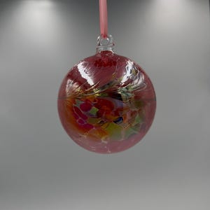 Handgeblazen ornament met rode glazen bol – 10 cm hangende glazen kerstbal – handgemaakte zonnevanger