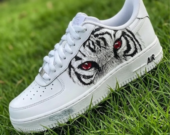 Zapatillas Air Force 1 personalizadas con diseño de tigre blanco - Zapatillas pintadas a mano con ojos rojos, AF1 personalizadas con ojos de tigre, zapatillas White Tiger Spirit - AF1 únicas para él.