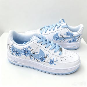Tênis Air Force 1 rosa personalizado, tênis florais de flor de cerejeira pintados à mão, calçado personalizado com estética de primavera para aniversário de filha imagem 3
