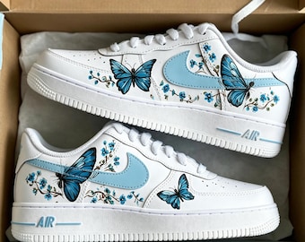 Tênis Air Force 1 personalizado com borboleta azul - Pintado à mão com estampa floral, tênis floral personalizado, presente com tema de borboleta para ela.