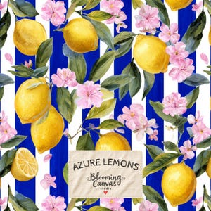 Op de afbeelding: Een patroon met felgele citroenen en lichtroze bloesems met groene bladeren tegen een achtergrond van verticale koningsblauwe en witte strepen. Een rechthoekig beige label toont de tekst AZURE LEMONS Blooming Canvas studio.