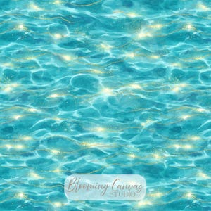 Peut inclure: Un motif numérique représentant une surface d'eau turquoise et bleu sarcelle vibrante avec des vagues ondulantes et des reflets lumineux. De fines lignes dorées scintillantes et des paillettes dorées sont superposées, avec le texte Blooming Canvas STUDIO en bas.