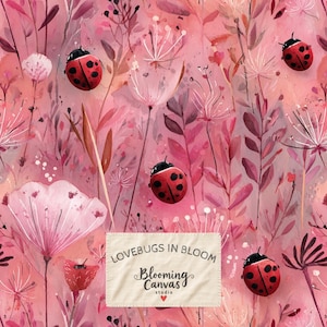 Pode incluir: Um padrão de tecido com joaninhas vermelhas de pintas pretas espalhadas entre flores silvestres e folhagens cor-de-rosa e magenta em estilo aguarela. Uma etiqueta retangular no centro exibe o texto LOVEBUGS IN BLOOM Blooming Canvas studio.