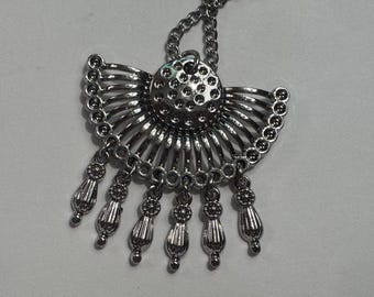 Naszyjnik w stylu boho z wisiorkiem w kolorze srebrnym | Naszyjnik z wachlarzem plemiennym | Biżuteria z frędzlami | Wyjątkowy styl boho